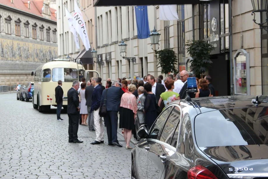 Oldtimerbus Saurer und Mercedes Limousine in Dresden am Hotel Hilton Oldtimerbus Saurer steht vor dem Hilton Hotel in Dresden zum Firmevent