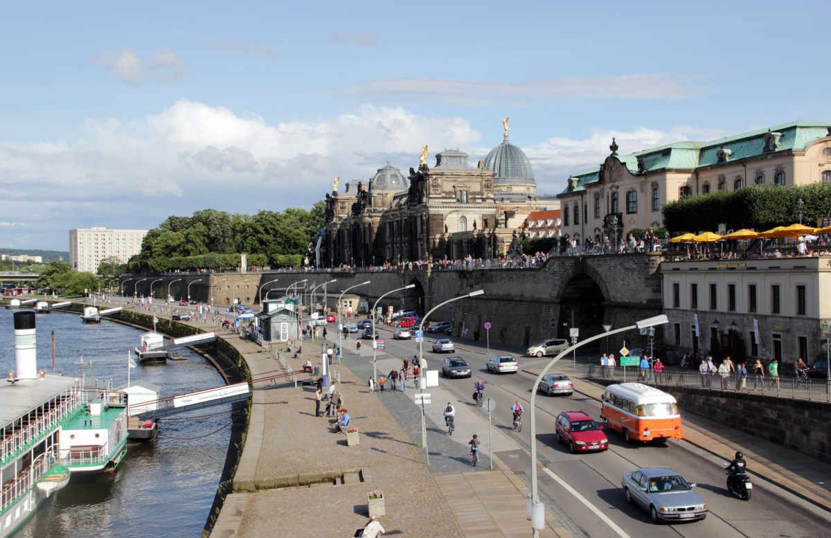 Blick auf das Terrassenufer in Dresden