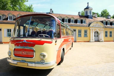 Kässbohrer Oldtimerbus Setra S12 vor Schlosskulisse