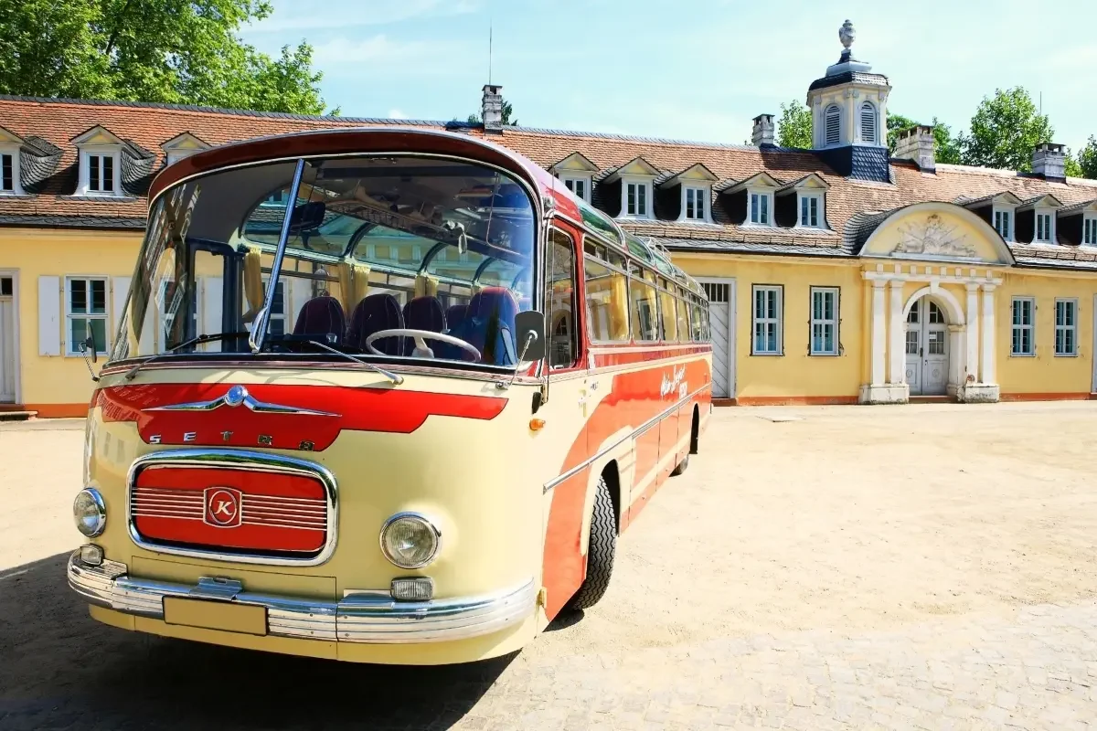 Kässbohrer Oldtimerbus vor Schlosskulisse