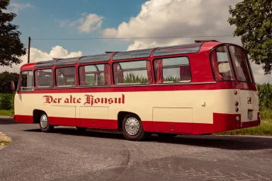 beige-weißer Oldtimerbus vom Typ "Büssing" seitlich von hinten