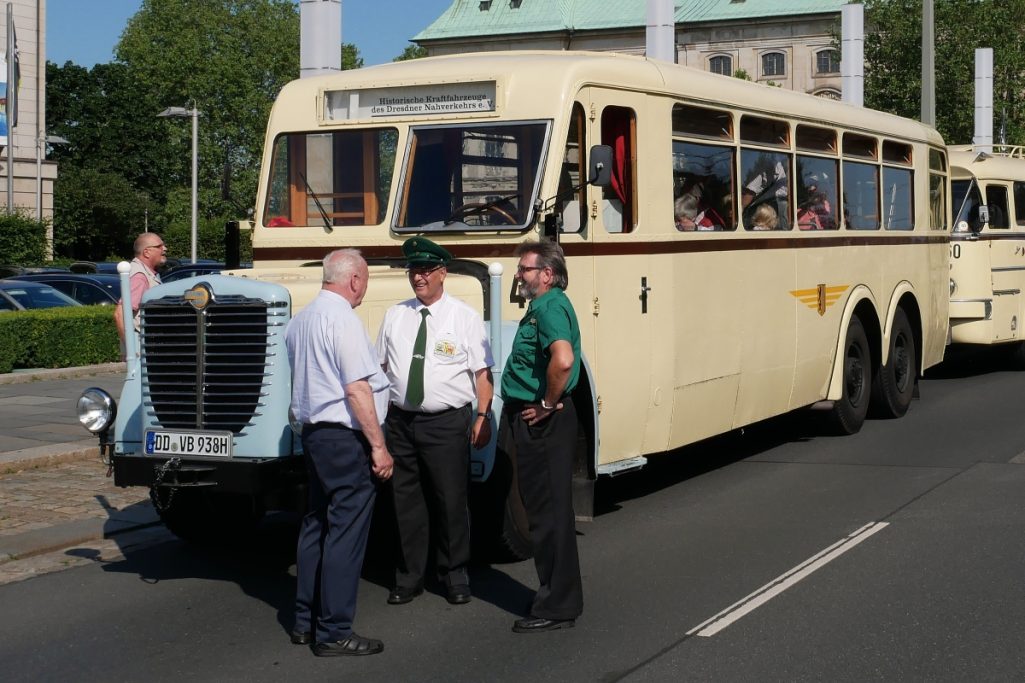 Routenbesprechung von 3 Busfahrern am Oldtimerbus Büssing NAG 900N