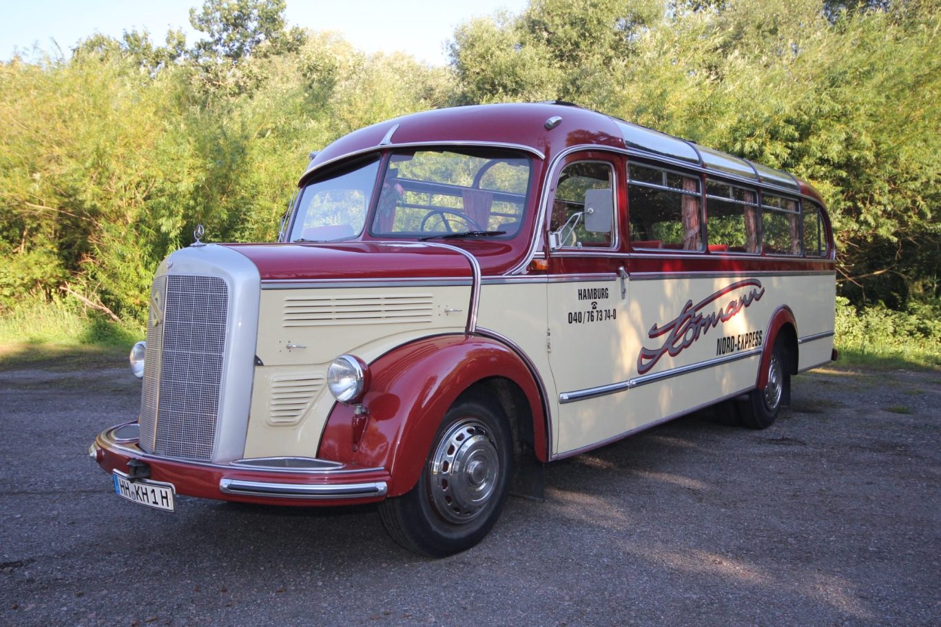Seitlicher Blick auf einen Oldtimerbus der Marke Mercedes Benz