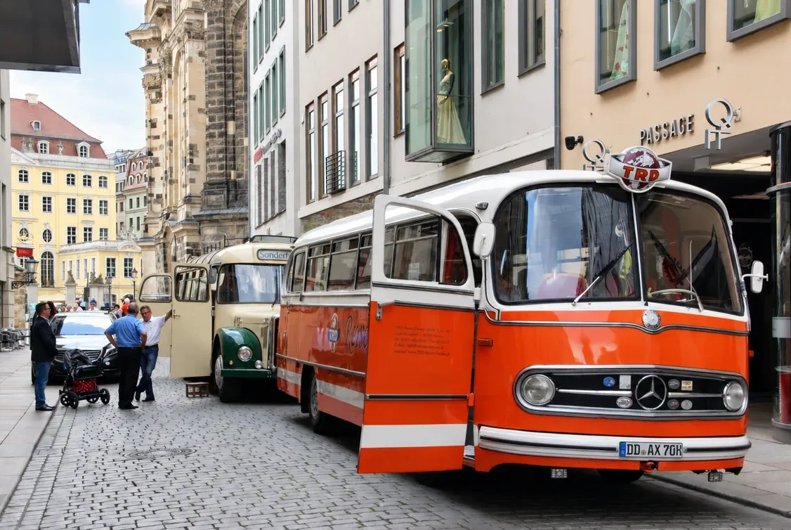 Gästeshuttle am Hilton in Dresden 2 Oldtimerbusse vor dem Hilton Hotel in Dresden