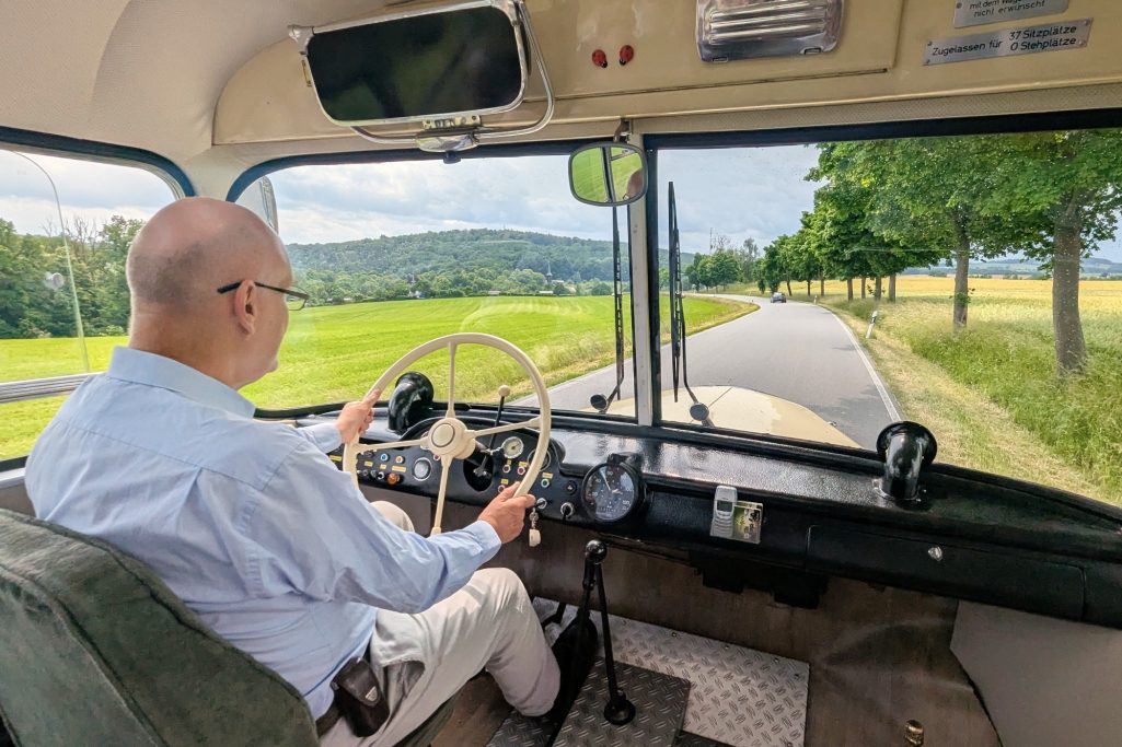 Unser Busfahrer am Steuer des Oldtimerbus Saurer