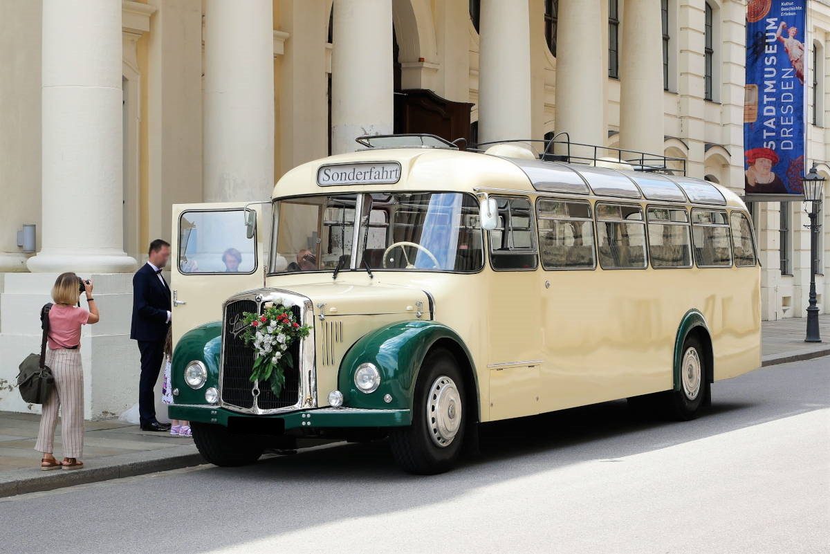 Oldtimerbus Setra S6 in rot/beige vor einer Kirche in Stade