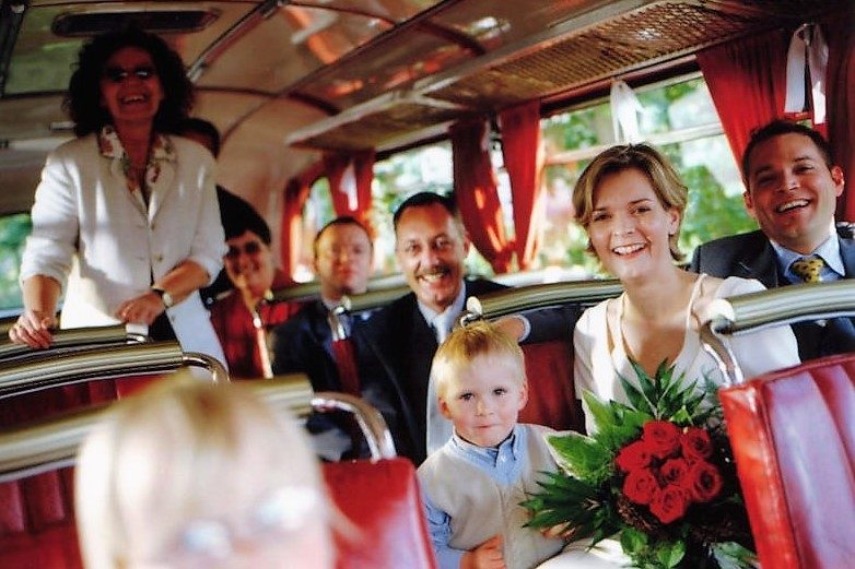 Frau im 50er Jahre Look steht vor einem Oldtimerbus der Marke Daimler Benz in Hamburg