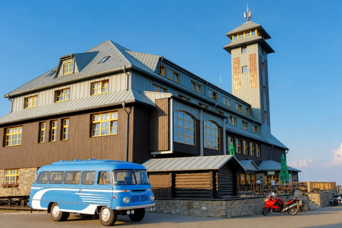 Oldtimerbus Robur vor dem Fichtelberghaus / Erzgebirge