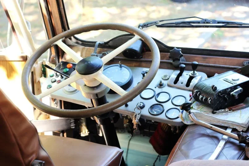 Lenkrad und Fahrerplatz im Oldtimerbus IFA H6