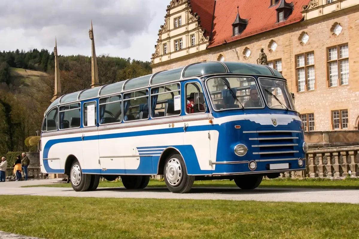 Frau im 50er Jahre Look steht vor einem Oldtimerbus der Marke Daimler Benz in Hamburg