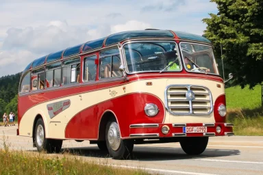 rot/beiger Mercedes Oldtimerbus mit Fahrer - auf einer Landstraße in Bayern