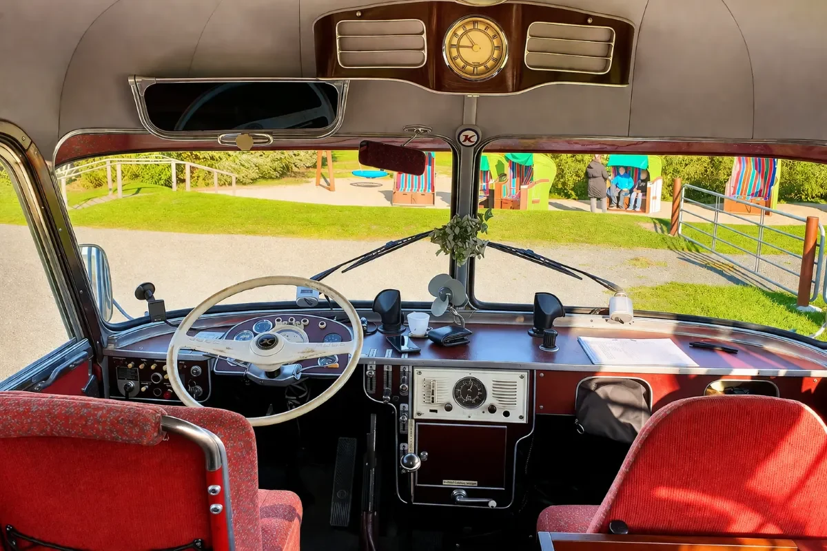 Fahrerausblick aus einem Oldtimerbus Setra S6