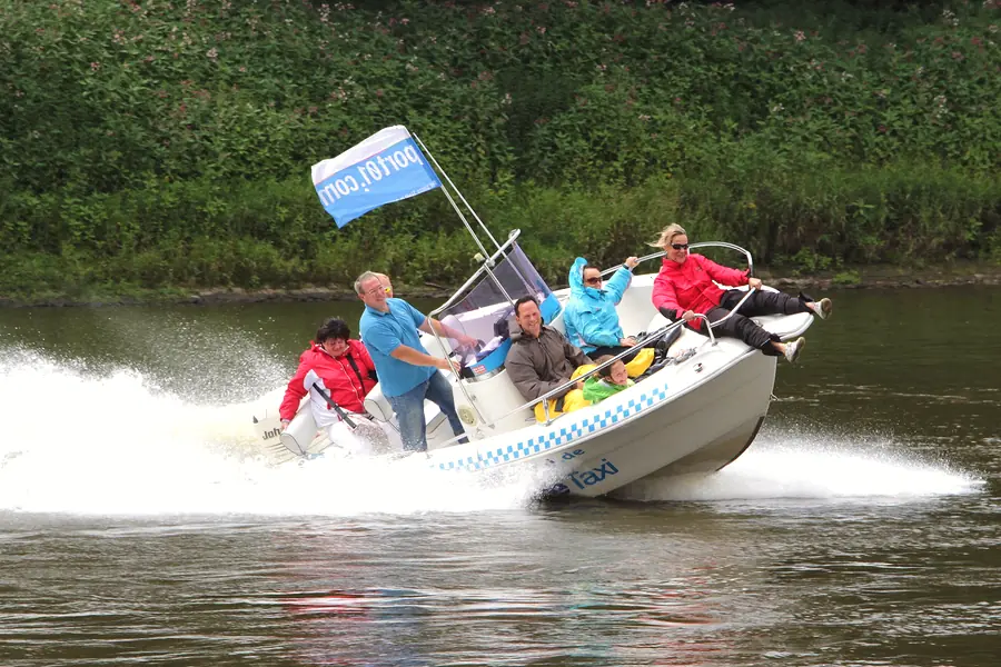 Ein schnelles Sportboot vom "ElbeTaxi" mit Gästen auf der Elbe in Dresden