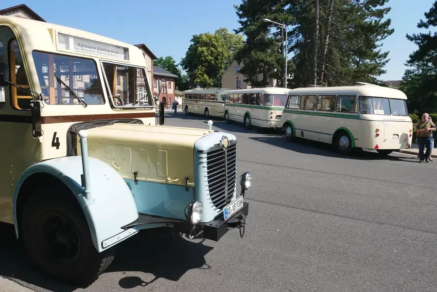 Oldtimerbusse Büssing, IFA und Ikarus zum Firmenevent Mehrere Oldtimerbusse stehen am Bahnhof in Freital zur Abfahrt bereit