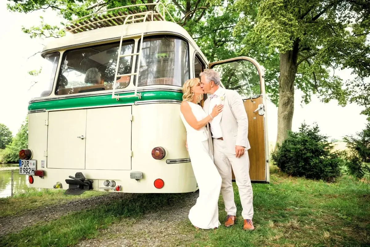 Brautpaar küsst sich vor einem Oldtimerbus "IFA H6"