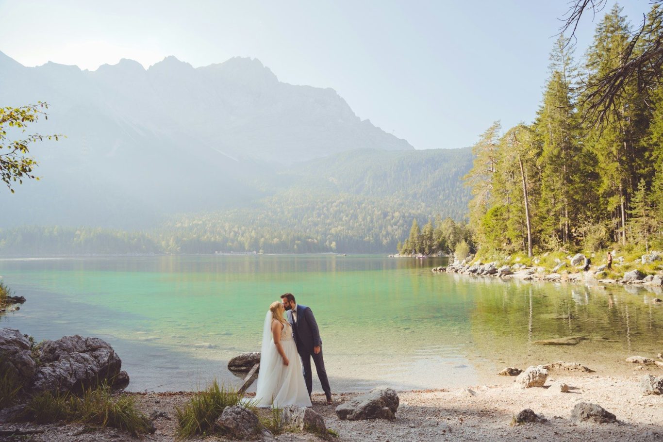 Just Married - Brautpaar an einem See vor einer Bergkulisse in Bayern