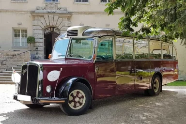 Saurer Oldtimerbus Saurer vor dem Schloss