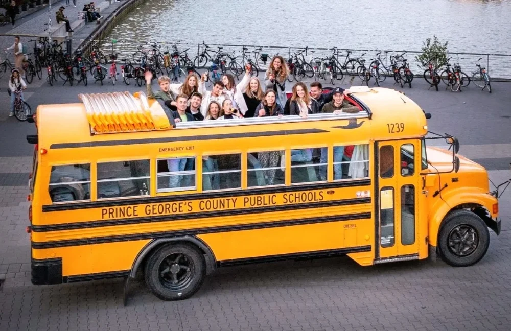 Cabrio US-Schoolbus in Münster Ein gelber Cabrio US-Schoolbus steht mit offenem Verdeck und winkenden Gästen in Münster