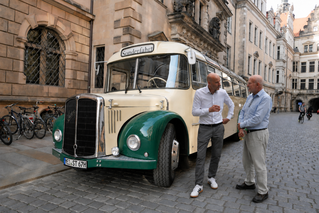 Unser Busfahrer und Frank Lubiger besprechen den Ablauf der Oldtimerbus Tour in Dresden 