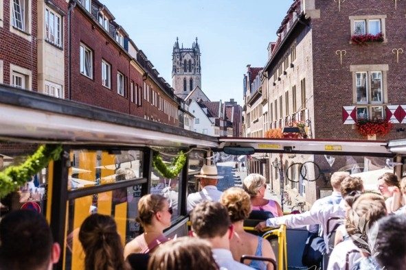 Cabrio Doppeldeckerbus zur Stadtrundfahrt in Münster - Hochzeitsgesellschaft