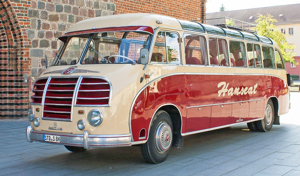 Oldtimerbus Setra S6 in rot/beige vor einer Kirche in Stade