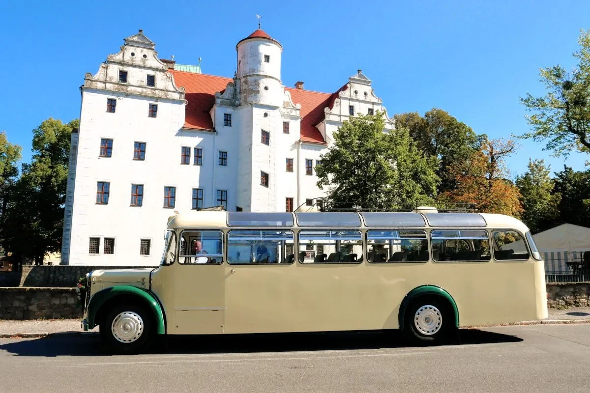 Oldtimerbus Saurer vor Schloss Schönfeld in Dresden