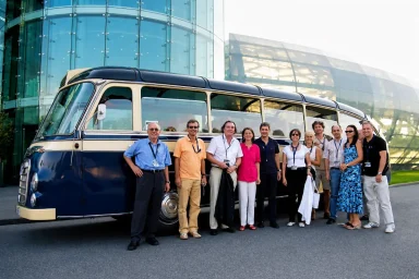 Oldtimerbus Neoplan mit Gesellschaft in München