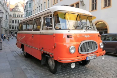 Oldtimerbus Robur am Schloss In Dresden