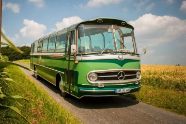 grüner Oldtimerbus vom Typ "Mercedes" - von vorn