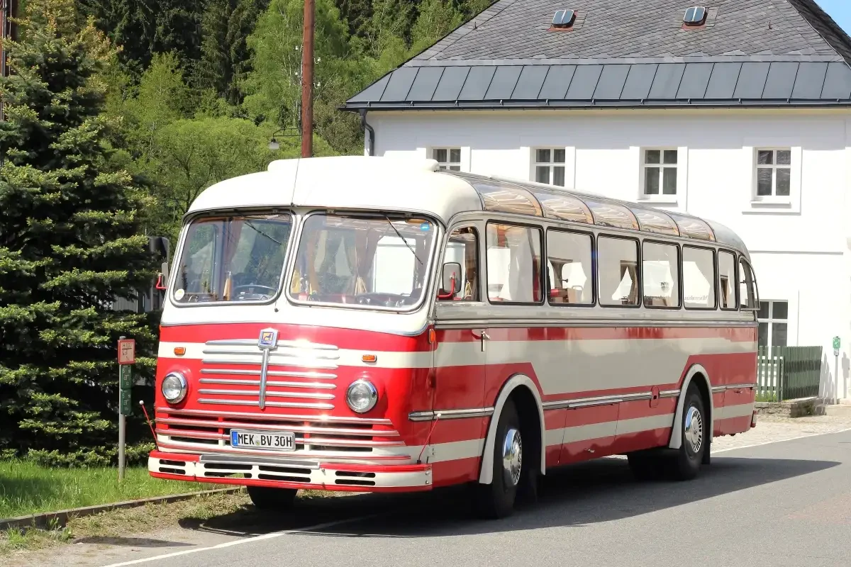 Oldtimerbus Büssing auf einer Landstraße im Erzgebirge / Olbernhau