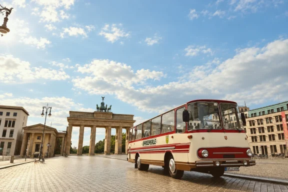 Fleischer Bus Oldtimerbus "Fleischer" - Spreeperle vor dem Brandenburger Tor in Berlin