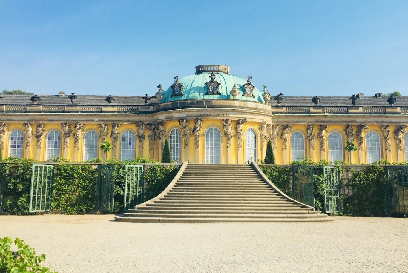 Blick auf Schloss Sanssouci Ausflug mit dem Oldtimerbus zum Schloss Sanssouci
