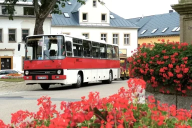 Ein rot/weißer Oldtimebrus vom Typ Ikarus 250 steht auf dem Marktplatz in Oberwiesenthal / Erzgebirge