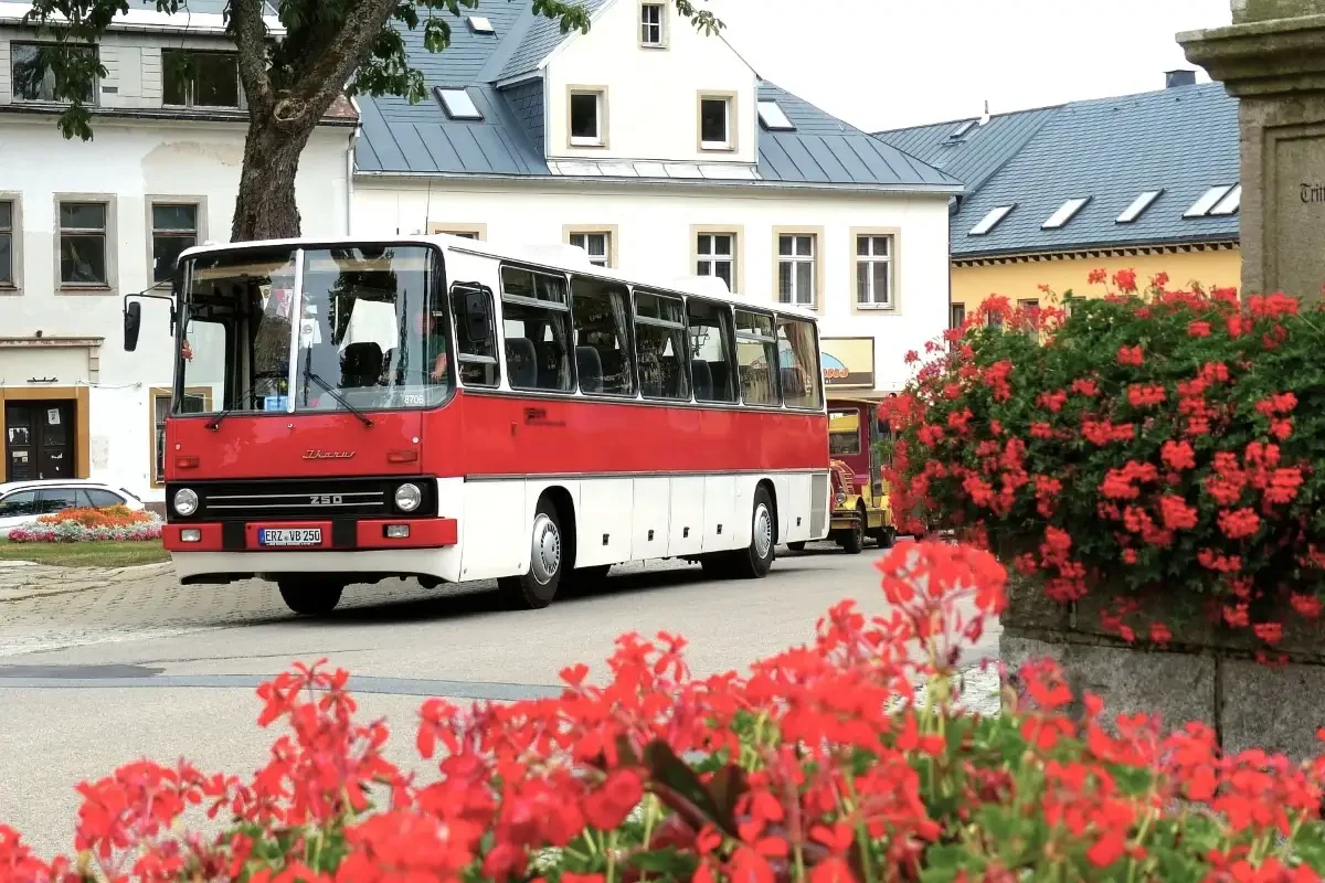 Ein Oldtimerbus vom Typ Ikarus 250 auf dem Marktplatz in Oberwiesenthal / Erzgebirge