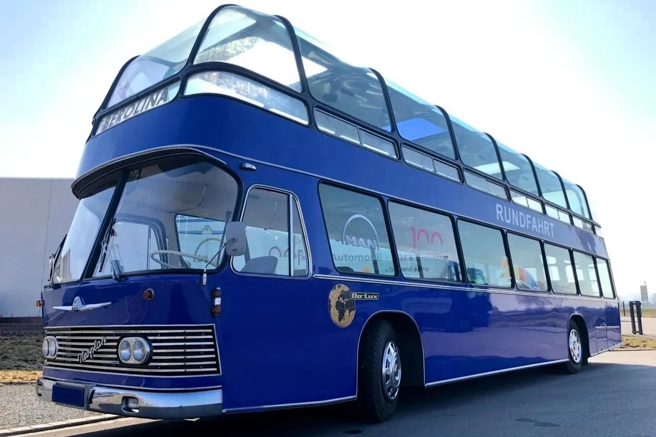 blauer Doppelstockbus Neoplan Skyliner DoLux Berolina im Raum Regensburg mieten