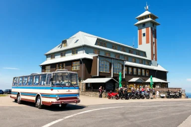 Ein Oldtimerbus vom Typ Fleischer vor dem Fichtelberghaus im Erzgebirge