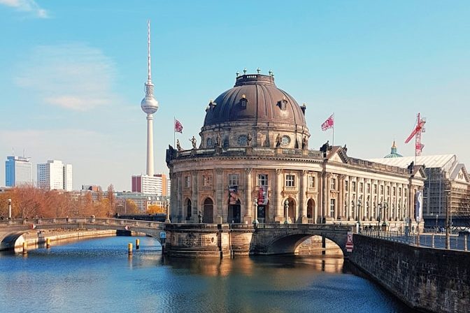 Spreeblick & Fernsehturm zur Stadtrundfahrt in Berlin Blick auf die Spree & Fernsehturm in Berlin