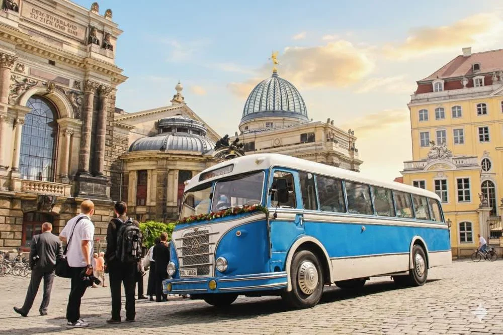 Ein blauer Oldtimerbus vom Typ IFA H6 steht auf dem Neumarkt in Dresden