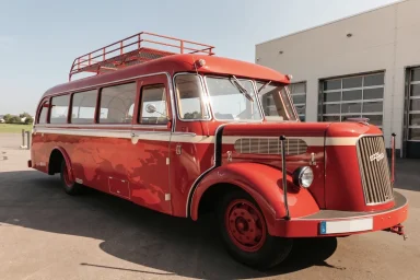 roter Oldtimerbus Opel Blitz in Bayern mierten