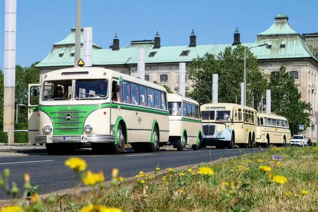 Oldtimerbusse zum Firmenvent in Dresden Mehrere Oldtimerbusse stehen in einer Reihe vor einem Hotel in Dresden, IFA, Büssing, Ikarus